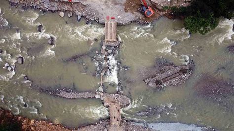 FOTO Jembatan Darurat Putus Di Kampung Muhara Banten