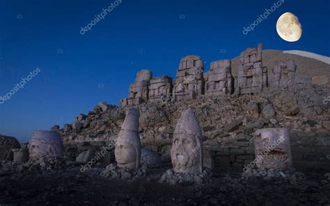 Estatuas En El Piedmont Del T Mulo Del Rey Conageno Antiochos En La