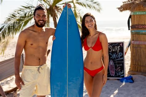 Hombre de raza mixta y mujer caucásica disfrutando de su tiempo en la