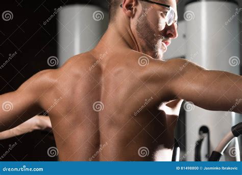 Hombre Muscular Que Hace El Ejercicio Pesado Para La Parte Posterior