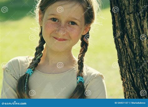 Verticale D Une Belle Fille De Sourire Heureuse Image Stock Image Du