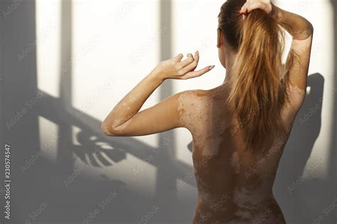 Stockfoto Med Beskrivningen Rear View Of Gorgeous Slender Naked Woman