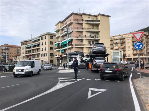 Bisarca Incastrata Nella Rotonda Traffico In Tilt Prima La Riviera