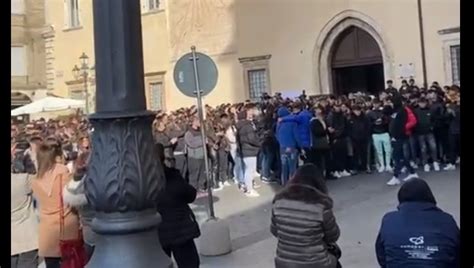 Thomas Bricca Centinaia Di Persone Alla Manifestazione Non Autorizzata