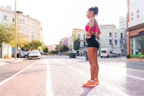 Atleta Em Roupas Esportivas Em Pé Na Pista De Atletismo Foto Premium