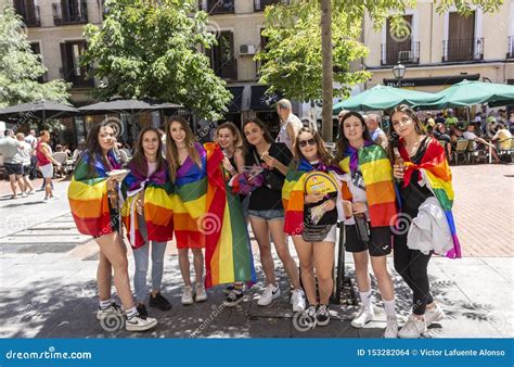 Madrid Spagna 6 Luglio 2019 Gruppo Di Ragazze Che Celebrano Giorno Di Gay Pride Immagine