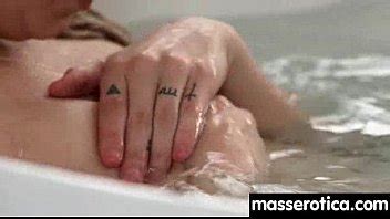 Masseuse magnifique explore le corps d une beauté lesbienne sexy XVIDEOS