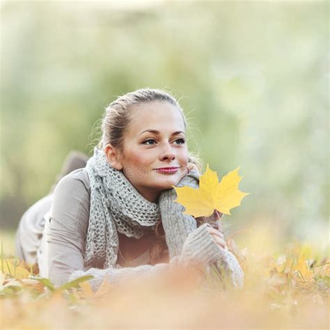 Fille De Brunette Et Lames D Or Image Stock Image Du Automne Fille
