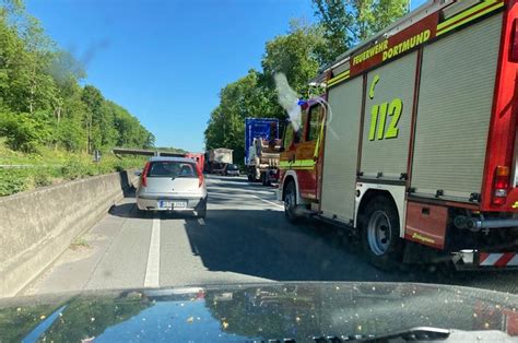 Schwerer Unfall Auf Der A45 LKW Kippt Auf Mittelleitplanke