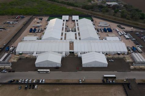 Inside Border Facility In Texas Migrants Crowd Together New Photos Show Metro Us