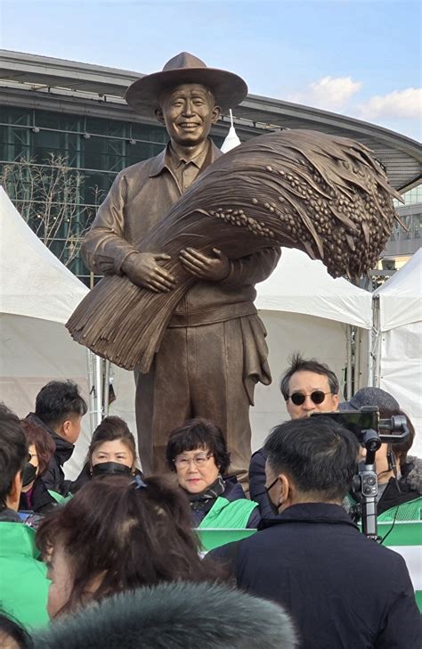 포토 모습 드러낸 동대구역 박정희 전 대통령 동상