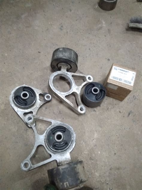Сайлентблоки заднего редуктора — Land Rover Freelander (L314), 1,8 л ...