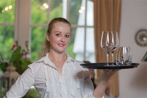 Junge Blonde Kellnerin In Einem Restaurant Stockbild Bild Von Service Hotel 34421693