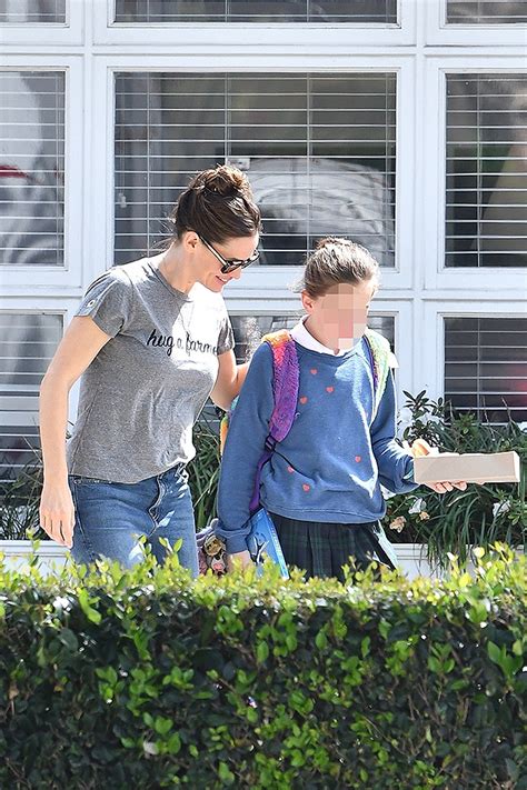 Jennifer Garner Smiles At Daughter Seraphina’s School Pick Up In Photo – Hollywood Life