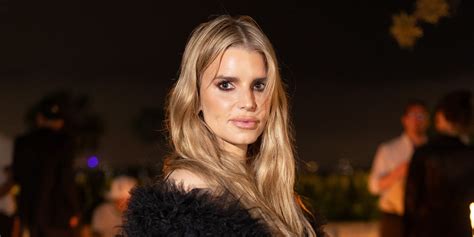 Jessica Simpson Flaunts Her Plunging Red Hot Bikini In Rare Selfie