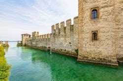 Scorcio Del Castello Di Sirmione In Lombardia Foto Sirmione Rocca