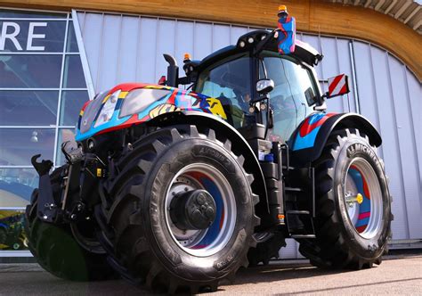 New Holland Un T7 300 In Edizione Speciale Per I 60 Di Basildon