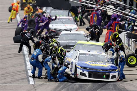 Here's What Happens During a NASCAR Pit Stop - FanBuzz