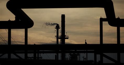 BP Whiting refinery sends foul smell across Northwest Indiana | Crain's ...