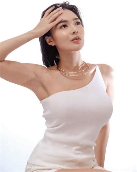 Pose Pusing Manja Wika Salim Pamer Body Sintal Berbalut Tanktop Putih