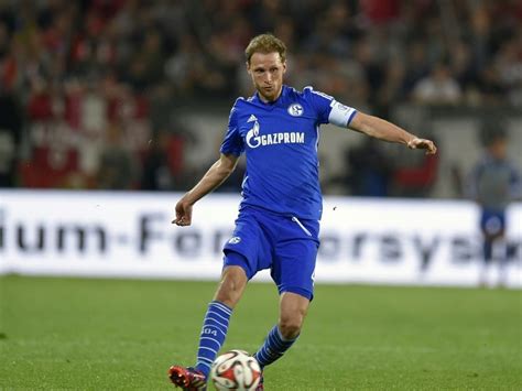 Höwedes bleibt Schalke Kapitän