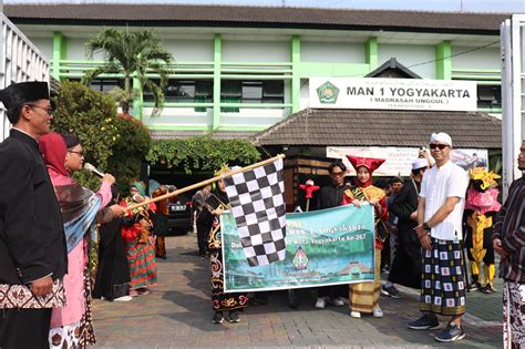 Ramaikan HUT Kota Yogyakarta MAN 1 Yogyakarta Gelar Karnaval Kantor