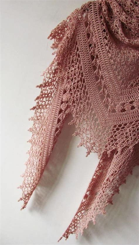 Crocheté à la main avec amour et soins Beau châle dété en dentelle