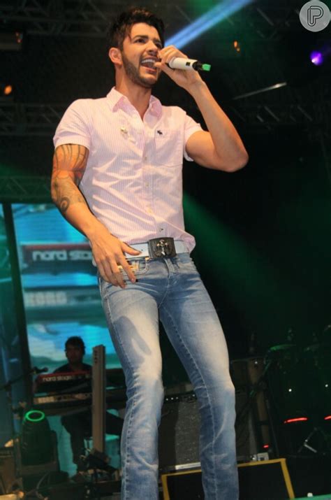 Foto Cantor Est Acostumado O Ass Dio Das F S Purepeople