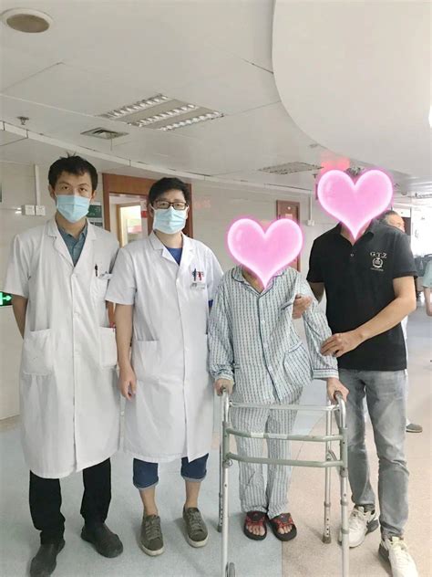 101岁老人摔倒骨折，医生巧手换“关节”后，又重新行走！手术进行高龄