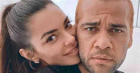 Ex De Daniel Alves Joana Sanz Posta Foto Beijando Outra Mulher