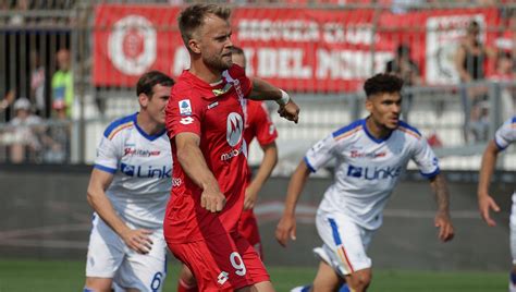 Monza Lecce 0 1 Falcone Para Un Rigore Colombo Lo Segna Al 101