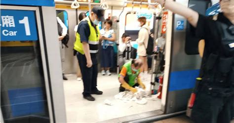 捷運車廂打翻飲料擺爛走人留老爺爺蹲地擦 網炸鍋：應另收費 生活 Ctwant