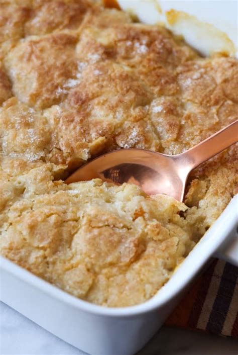 Easy Peach Cobbler Recipe | Cookies and Cups