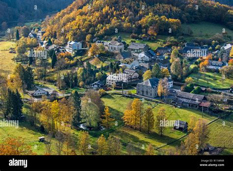 Vue Aérienne Sur Le Village Frahan Entouré Par Les Méandres De La