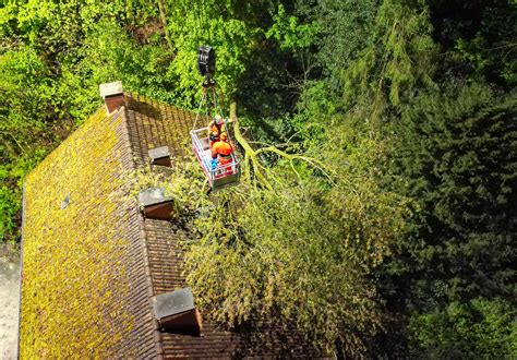 Fw Bo Gewitter Ber Bochum Baum St Rzt Auf Wohnhaus Insgesamt