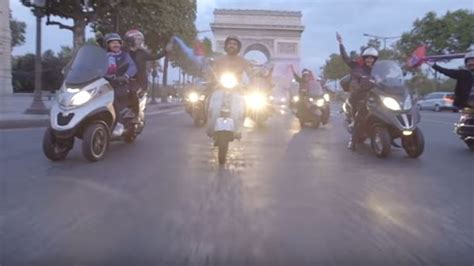 VIDÉO Pari tenu à poil sur son scoot le fan du PSG descend les