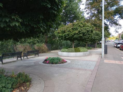 Seating Area Hyndland Road Jim Smillie Geograph Britain And Ireland