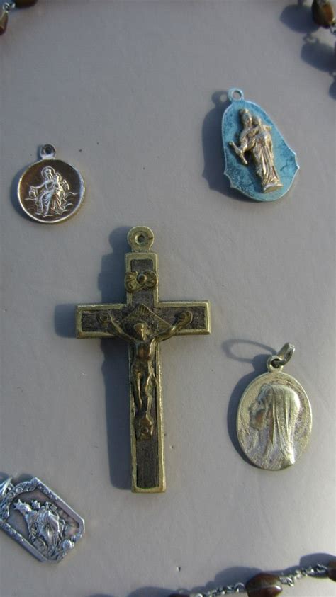 Lot Médailles religieuses reliquaire chapelet crucifix