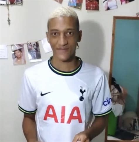 Viciado em Futebol on Twitter E o sósia do Richarlison que apareceu