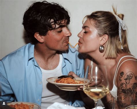 Louane En Vacances Saint Tropez La Chanteuse Se D Voile En Bikini Sur Instagram Les