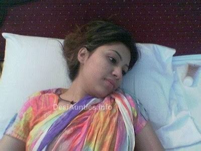 Fashion Trend Today Hot Pakistani Aunty Kissing With Boyfriend Pictures