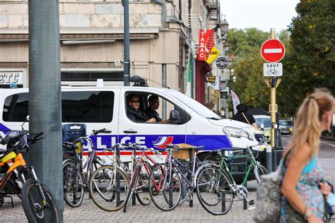 Doubs Besançon un mineur à scooter manque de renverser un policier