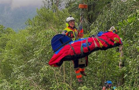 Frau 77 stürzt beim Wandern auf rutschigem Gelände mehrere Meter in