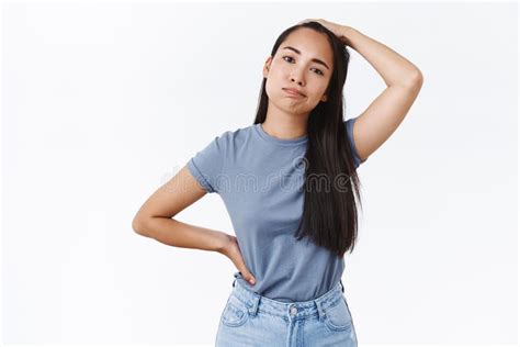 Onbegrijpelijk Dat Het Jonge Brunette Meisje Twijfelt Aan De Manier Waarop Ze Haar Partij Ziet