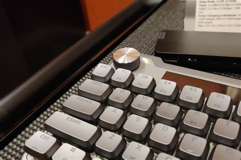 Lenovo представила клавиатуру и мышь с ручной зарядкой — в них встроены ...