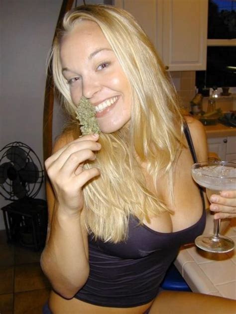 Girls with Weed (82 pics)