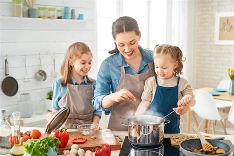 Familia Feliz En La Cocina Foto Premium