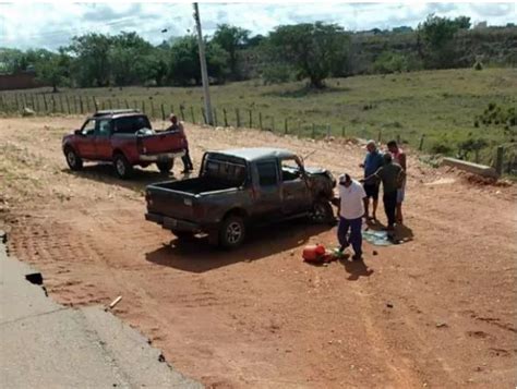 Casal Fica Ferido Ap S Carro Quebrar Barra De Dire O E Capotar