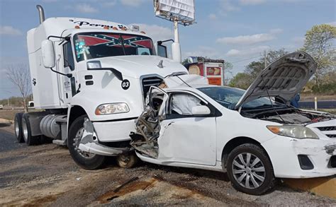 Dos prensados tras ser impactados por un camión en la Mérida Campeche