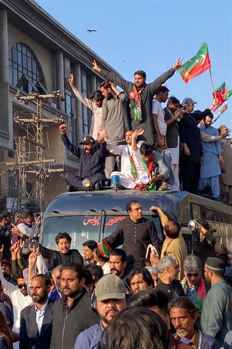 پلیز ہمیں گرفتار کرو نا‘ تحریک انصاف کی جیل بھرو مہم کے پہلے دن کا